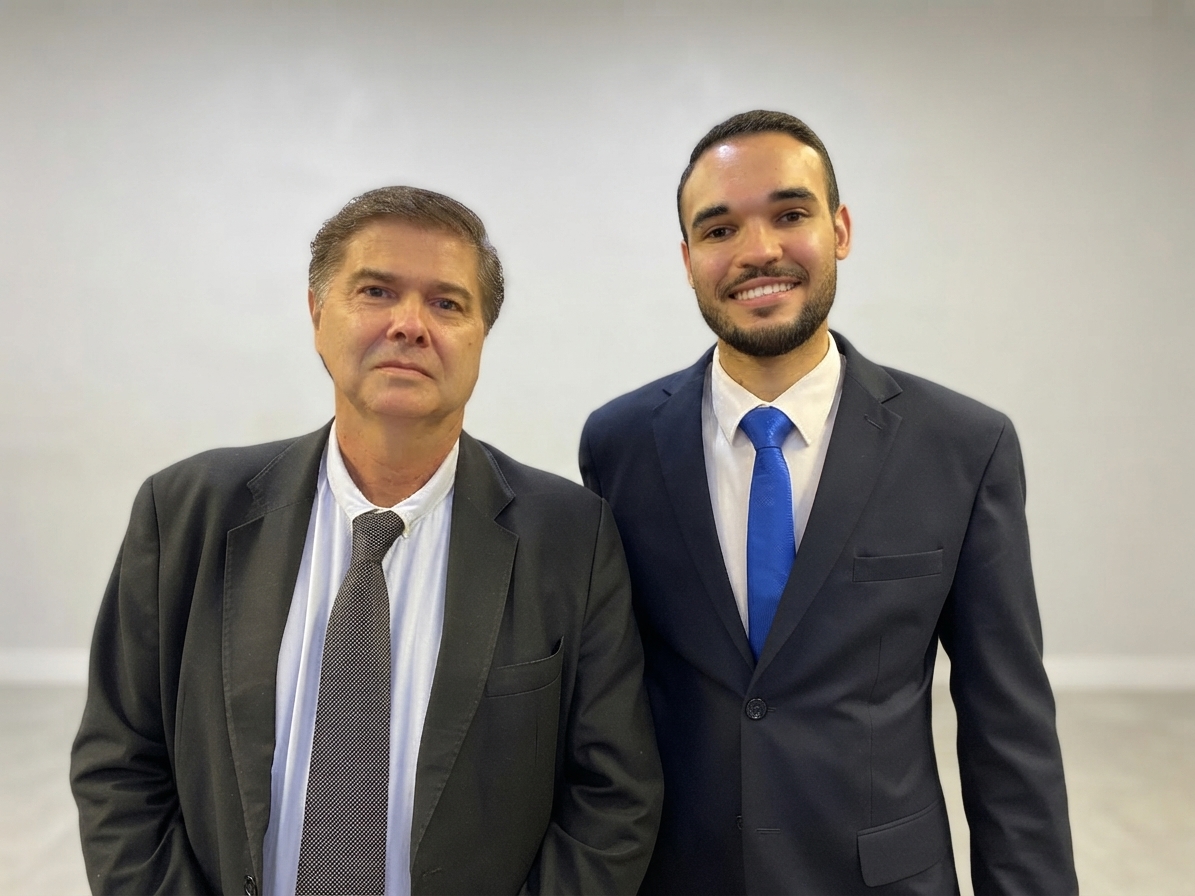 Foto conjunta dos dois advogados do escritório